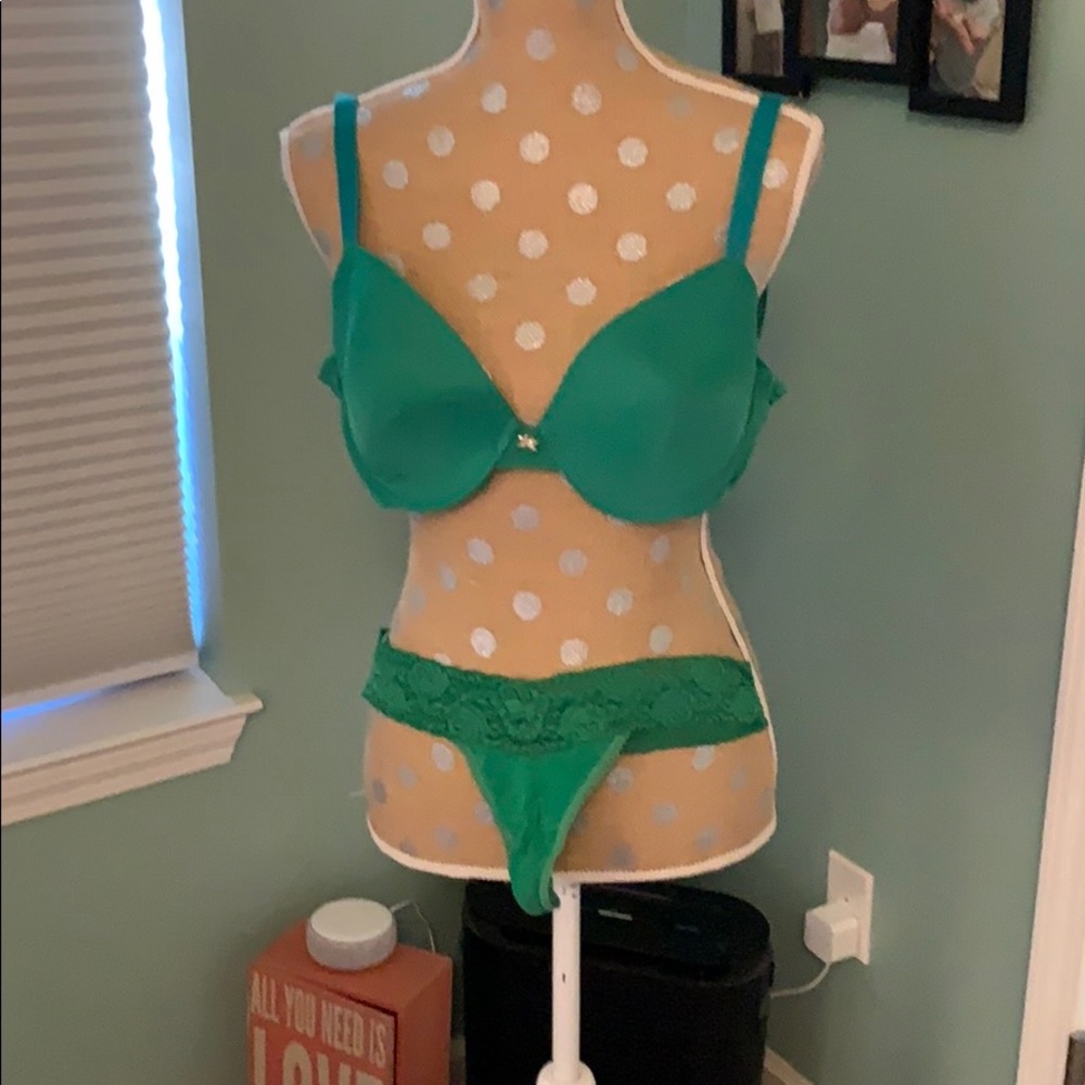 34DD Frederick’s of Hollywood bra M panties